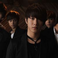 Seoul searchers: The members of F.  T. Island (from left: Song Seung Hyun, Lee Jae Jin, Choi Min Hwan, Lee Hong Ki and Choi Jong Hoon) were startled by the quiet response of a Japanese audience at one of their first shows. | HIRO IKEMATSU