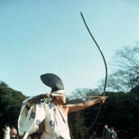A traditional Japanese archer takes aim at a target. | &#169; COLIN SINCLAIR &#169; JNTO
