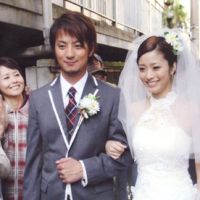 Life of make-believe: Aya Ueto\'s character Alice Mitazono appears with Taro Sato (Yusuke Kamiji) in the drama \"Celeb to Binbo Taro\" (\"The Celebrity and Poor Taro\"). | COURTESY OF OSCAR PROMOTION
