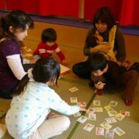 Karuta shock: Children learn seasonal card games at Kids Plaza Osaka. | &#169; 2008 EUROPACORP &#8212; TF1 FILMS PRODUCTION &#8212; GRIVE PRODUCTIONS &#8212; APIPOULAI PROD