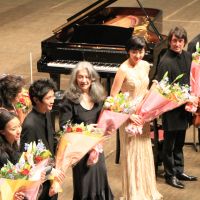 Round of applause: Martha Argerich (center) receives a bouquet of flowers along with other artists who took part in last year\'s Beppu Argerich Music Festival. | PHOTOS COURTESY OF SONY MUSIC JAPAN INTERNATIONAL INC.