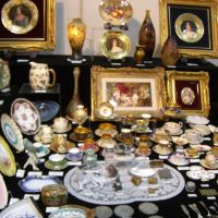 Quite a setting: A collection of antiques are put on display for Yokohama Kotto World. | KEI MIYAJIMA PHOTO/(C) AIDA MAKOTO/COURTESY MIZUMA ART GALLERY