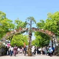Nature walk: People visit Earth Day Tokyo last year. | &#169; EARTH DAY TOKYO 2012, ALL RIGHTS RESERVED