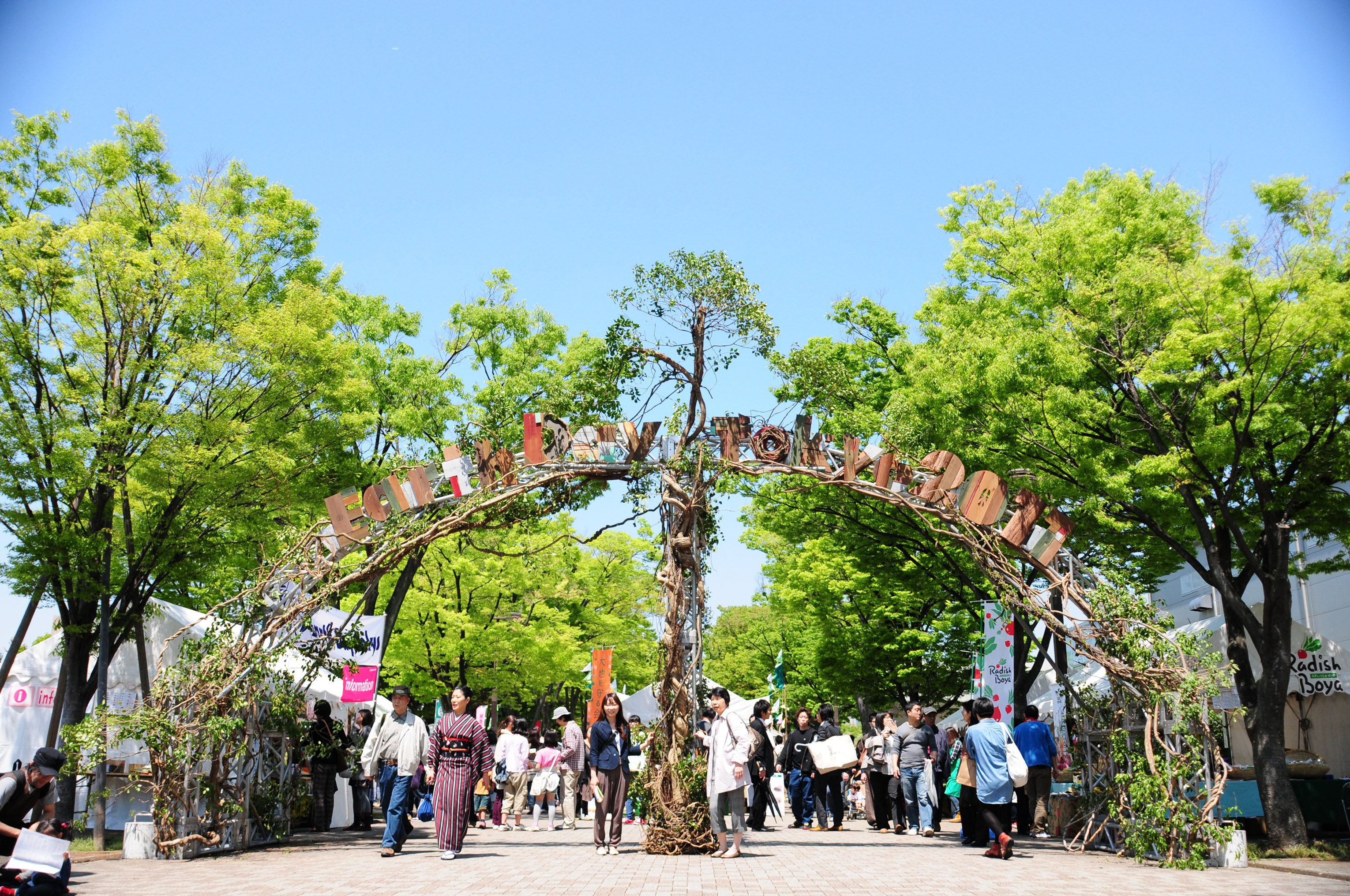 Nature walk: People visit Earth Day Tokyo last year. | &#169; EARTH DAY TOKYO 2012, ALL RIGHTS RESERVED