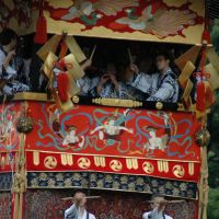Life\'s tapestry: The Minami Kannon Yama float is adorned with a tapestry that has an interesting story. | KYOTO-DESIGN.JP