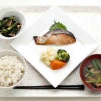 All the flavor without all the calories: This set meal from Sekai Bunka Publishing\'s company cafeteria includes grilled salmon with vegetables, boiled shungiku (edible chrysanthemum) and shiitake, miso soup and a bowl of half-milled rice &#8212; and it only comes to around 500 kcal. | SEKAI BUNKA PUBLISHING