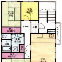 Two floor plans illustrate how a danchi apartment (above) is designed to have its entrance on the east side of the apartment (allowing the north and south sides to remain unobstructed), while a regular condo (below) is designed with its entrance located on the north side of the building. | TOMOKO OTAKE