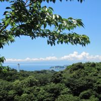 Fine site: Enoshima seen from atop Okirigishi (Grand Cliff), with clouded Mount Fuji behind. | ZENSHO-JI TEMPLE,RITTO-CITY, SHIGA-KEN