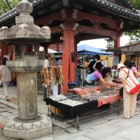 Market day: Stalls at Toji Temple in Kyoto. | ALON ADIKA