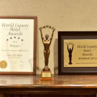 Place of honor: The appurtenances of Shirouma-so\'s prestigious award are, not surprisingly, on prominent display in the Hakuba inn. | PHOTO COURTESY OF SHIROUMA-SO