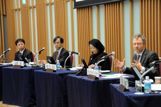 Franz Waldenberger (right) discusses the issue of business leader development process while other panelists (from left) Shigeki Egami, Hitoshi Yamanishi and Sakie Tachibana-Fukushima listen during the March 11 symposium at Keidanren Kaikan in Tokyo. Firms urged to develop leaders in global business environment