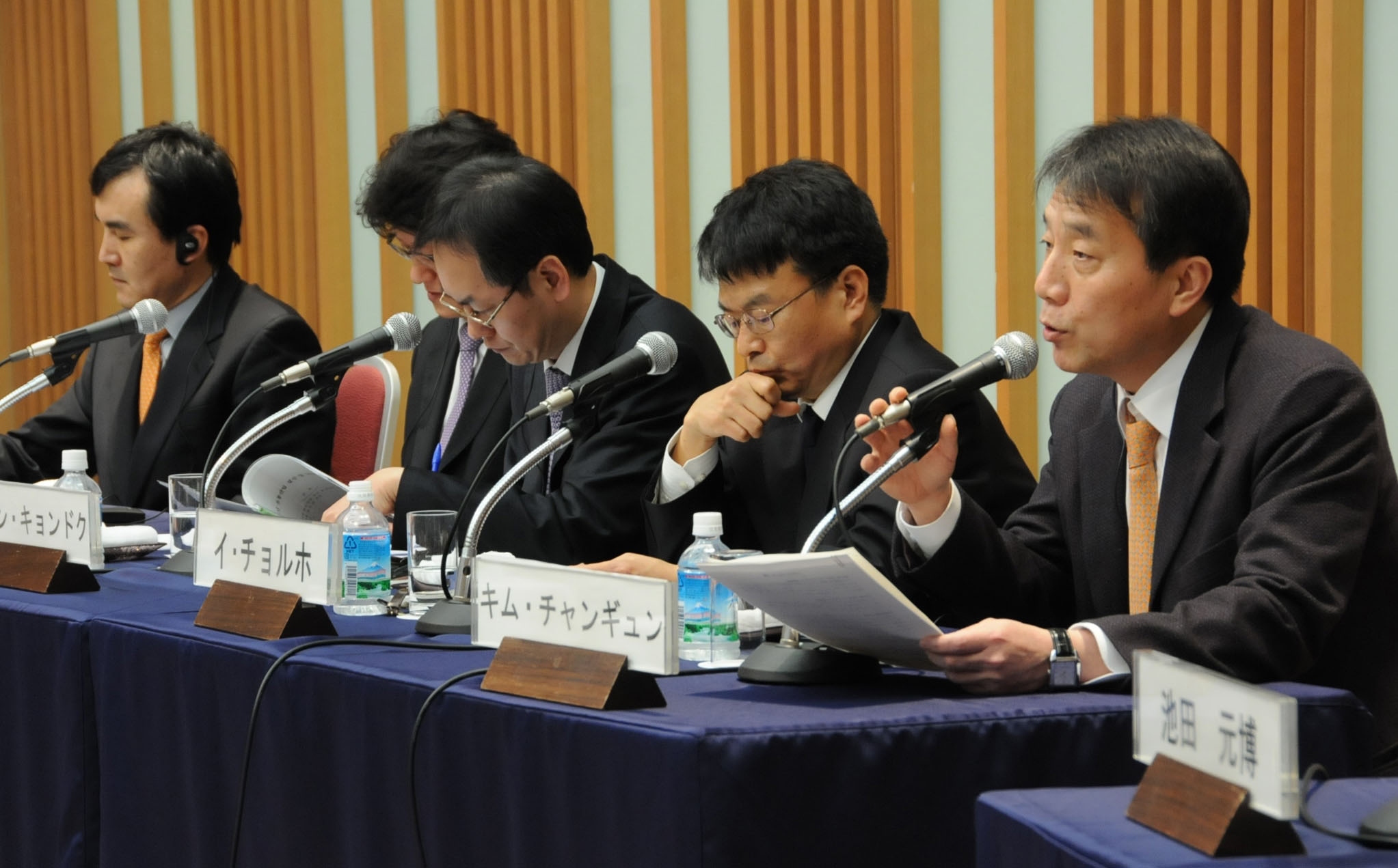 Kim Chang Kyoon (right) from The Chosun Ilbo daily speaks while Jang Gyeong Duk (left) of the Maeil Business Newspaper and Lee Chul Ho from the JoongAng Ilbo listen during a Feb. 10 symposium in Tokyo. Deeper cooperation urged for key East Asian powers to sustain growth