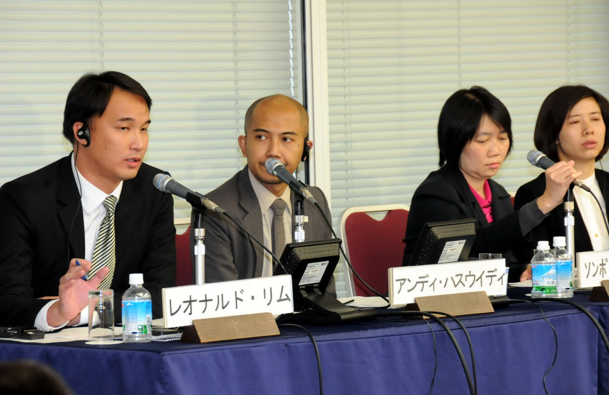 Leonard Lim from The Straits Times discusses Singapore’s economic outlook as Andi Haswidi of The Jakarta Post looks on during a March 16 symposium held at Keidanren Kaikan in Tokyo. ASEAN members see mixed future; ties with Japan entering new phase
