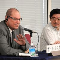 Paul Scalise (left) of the University of Tokyo\'s Institute of Social Science discusses Japan\'s energy policy as Kenji Yamaji, a professor emeritus of the University of Tokyo and director general of the Research Institute of Innovative Technology for the Earth, looks on during an Aug. 3 seminar at Keidanren Kaikan in Tokyo. | SATOKO KAWASAKI