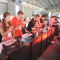 Hooked: Media and business representatives try out \"Professor Layton\" by game maker Level-5 at the Tokyo Game Show 2012 in Makuhari Messe, Chiba Prefecture, on Thursday. | YOSHIAKI MIURA