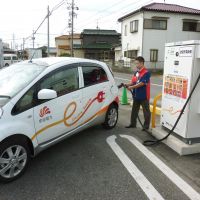 Charge it: A Chubu Electric Power Co. official shows how to use a rapid battery charger for electric vehicles Thursday at a Circle K convenience store in Komaki, Aichi Prefecture. | KYODO