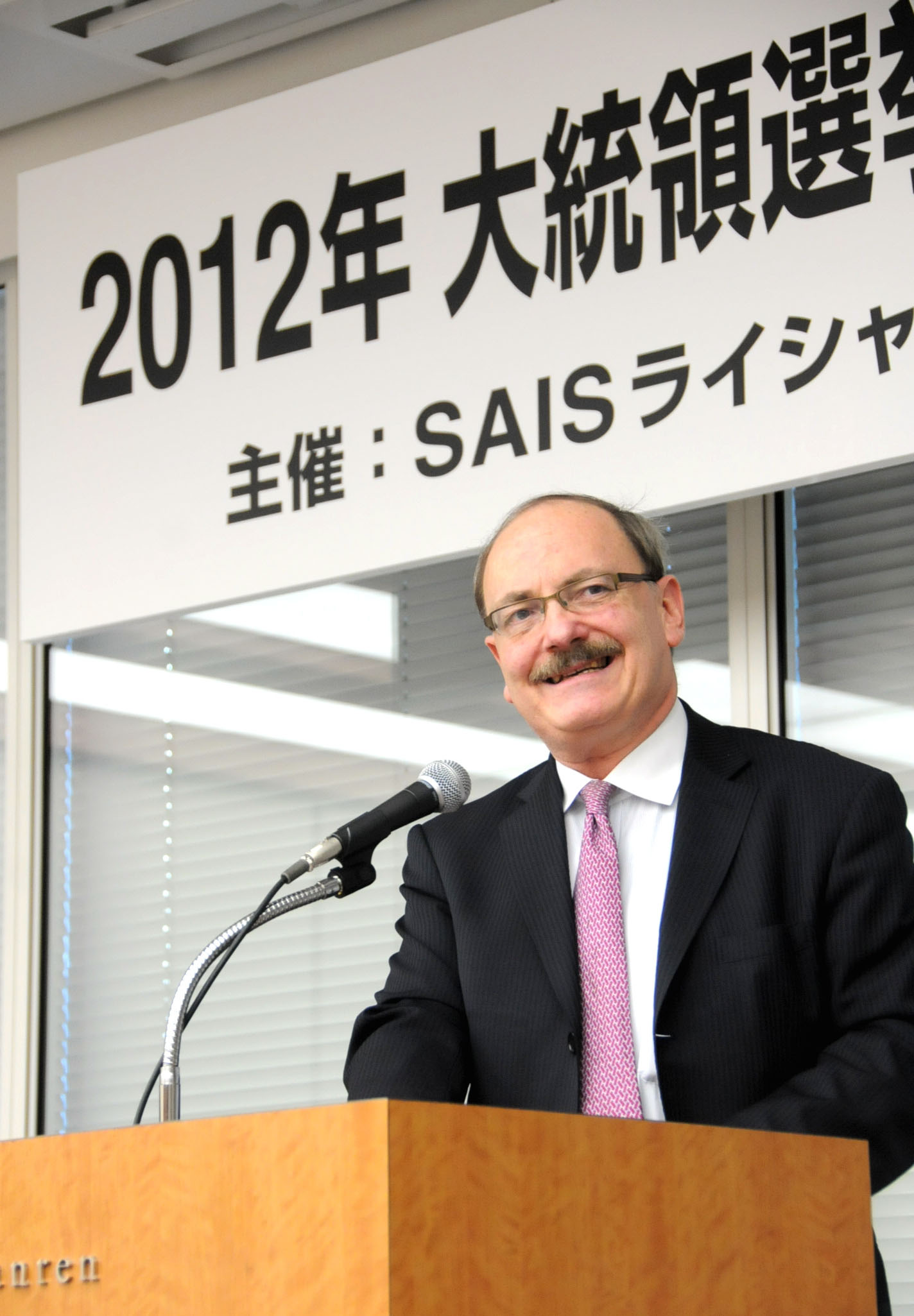 Kent Calder, director of the Edwin O. Reischauer Center for East Asian Studies at Johns Hopkins University, speaks at a Nov. 14 seminar in Tokyo. U.S. ties depend on Tokyo's initiative, leadership