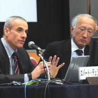 Robert Dujarric (left) from Temple University\'s Japan Campus, discusses Japan\'s energy diplomacy during an Oct. 30 seminar in Tokyo as his co-panelist Nobuo Tanaka from the Institute of Energy Economics listens. | SATOKO KAWASAKI PHOTOS