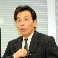 Akihiro Sawa of the 21st Century Public Policy Institute addresses a Nov. 5 energy seminar. | BLOOMBERG