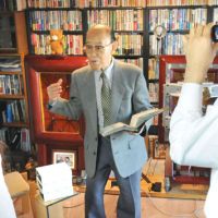 Sounding off: Takeshi Teragaki, an 86-year-old audio system engineer, talks about his career during an interview with the nonprofit organization Memoro on Dec. 20 in Ota Ward, Tokyo. Seniors' wisdom recorded