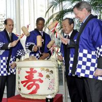 Open for business: U.S. Ambassador John Roos (from left to right), Tokyo American Club President Lance Lee, Mitsubishi Jisho Residence Co. President Takao Yagihashi and Pelli Clarke Pelli Architects Senior Principal Fred Clark hold mallets prior to breaking the lid of a sake barrel during the \"kagami wari\" ceremony at the Tokyo American Club in Azabudai, Minato Ward, on Tuesday. | YOSHIAKI MIURA PHOTO