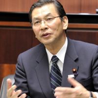 Toll or no: Transport minister Akihiro Ohata holds a group interview at the ministry Tuesday. | YOSHIAKI MIURA PHOTO