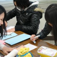 The joy of teaching: Akane Maehara, a university student, teaches sixth-graders in Katsushika Ward, Tokyo, on Feb. 12. | COURTESY OF LEARNING FOR ALL