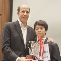 U.S. Ambassador John Roos congratulates Yuichi Yoshioka after the 12-year-old won The Japan Times Spelling Bee on May 14, 2011. Below: Nineteen other youths competed for the right to advance to the finals held in Washington. | YOSHIAKI MIURA