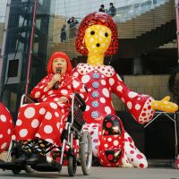 Love doll: Avant-garde artist Yayoi Kusama appears Thursday with her latest work, 10-meter-tall balloon girl \"Yayoi-chan\" symbolizing peace and love, in Tokyo\'s Roppongi district. | KYODO
