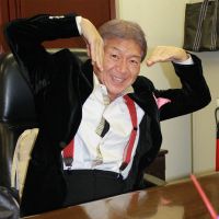 Just smile: Trader and politician Mac Akasaka poses at his office in Tokyo\'s Akasaka district on Dec. 18. | JUN HONGO