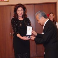 Serbian Ambassador Bojana Adamovic Dragovic awards a decoration to Shigeo Kurihara on Jan. 16. | EMBASSY OF SERBIA