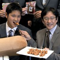 Fun and games: Fighters draft pick Shohei Otani (left) and manager Hideki Kuriyama participate in a Hokkaido Nippon Ham fan event at Makuhari Messe in Chiba on Saturday. | YOSHIAKI MIURA