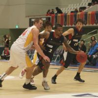 Setting the tempo: Yokohama B-Corsairs guard Draelon Burns (2) is one of the bj-league\'s top all-around players. | KAZ NAGATSUKA