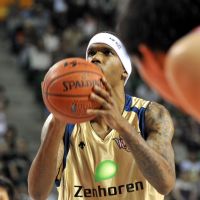 Impressive showing: Big man Jeff Newton, seen in a file photo from last spring, and the Ryukyu Golden Kings beat the Kyoto Hannaryz by a combined 38 points in their bj-league series that concluded on Thursday. | YOSHIAKI MIURA