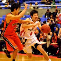 Fresh start: Osaka Evessa guard Satoshi Takeda (right) and Chiba Jets guard Hiroki Sato are looking to lead their teams to better performances as the calendar flips to 2013. | YOSHIAKI MIURA