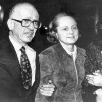 Star slayer: Jean Harris (left) arrives with her lawyers at the Westchester County Courthouse to hear the verdict in her murder trial in February 1981 in White Plains, New York. | AP