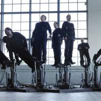 The \"Pendulum Choir\" challenges music and movement. | &#169; COD.ACT PHOTO: XAVIER VOIROL