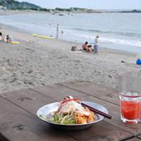 The mellow beaches of Hayama (such as the stretch at Isshiki) offer simple beach snacks. | ROBBIE SWINNERTON PHOTOS