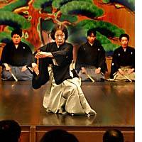 Noh actress Noriko Tomiyama strikes a pose. | PHOTO COURTESY OF SEINENDAN