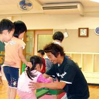 Dan Ehara beams with delight at work. | YOSHIAKI MIURA PHOTOS