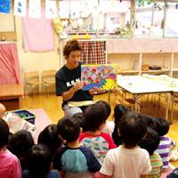 Nursery teacher Dan Ehara tells his young class a story through pictures. | YOSHIAKI MIURA PHOTOS