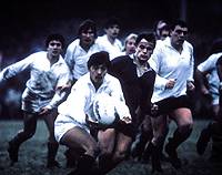 Seiji Hirao throws out a pass while playing for the star-studded invitation team, Major Stanley’s XV, against Oxford University in Oxford in 1985. Seiji Hirao: Mr. Rugby