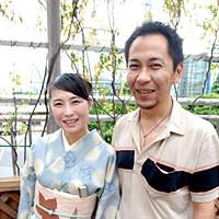 Yuriya and MottyDiscJack (right), whose relationship began via a Social Networking Service, spent just over a year doing online \"dating,\" with just a few meets in person, before they took the plunge and got married. | YOSHIAKI MIURA PHOTO