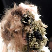 Dreamy headgear at JFW from designer Sunao Kuwahara, and a sassy look (below) from Yasuhiro Mihara. | YOSHIAKI MIURA PHOTOS