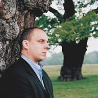 German baritone Matthias Goerne gets some shade ahead of his forthcoming Tokyo performances. | (C)DECCA/SASHA GUSOV