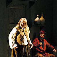 Bernd Weikl as Falstaff and Satoshi Chubachi as Bardolf in Jonathan Miller\'s production of \"Falstaff\" | CHIKASHI SAEGUSA PHOTO