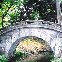 Engetsu-kyo, or Full Moon Bridge, at Koishikawa Korakuen; Tomoko Hirata dance in Gokokuji; a purple potato-shaped stone at Koishikawa Botanical Garden | &#169; TAKESHI MASADA/COURTESY OF WAKO WORKS OF ART
