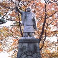 A statue of the priest Nichiren conveys a powerful impression of the man\'s determination (above); the graceful 29.4-meter pagoda at Ikegami Honmonji | KIT NAGAMURA PHOTOS