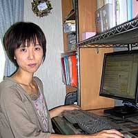 Tomoko Kobayashi, a Kanagawa Prefecture housewife and owner of two Web sites, works as an online \"affiliate\" from her living room. | TOMOKO OTAKE PHOTO
