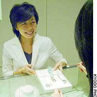 Mikimoto Boutique is expanding its clientele by offering a wide variety of products at its temporary store in Tokyo\'s Ginza district. | TAIGA URANAKA PHOTO